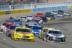 Joey Logano, Team Penske, Ford Fusion Pennzoil and Kevin Harvick, Stewart-Haas Racing, Ford Fusion Jimmy John's