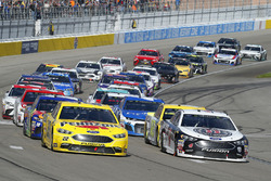 Joey Logano, Team Penske, Ford Fusion Pennzoil and Kevin Harvick, Stewart-Haas Racing, Ford Fusion Jimmy John's