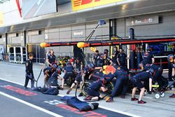 Daniel Ricciardo, Red Bull Racing RB14, pit stop