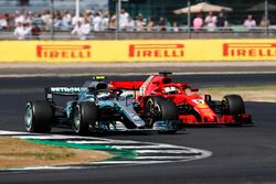 Valtteri Bottas, Mercedes AMG F1 W09, lidera a Sebastian Vettel, Ferrari SF71H