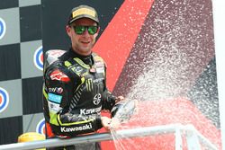 Jonathan Rea, Kawasaki Racing, fête sa victoire sur le podium