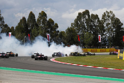 Romain Grosjean, Haas F1 Team VF-18, va in testacoda a centro gruppo, causando un incidente che coinvolge Nico Hulkenberg, Renault Sport F1 Team R.S. 18, e Pierre Gasly, Toro Rosso STR13