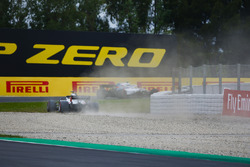 Romain Grosjean, Haas F1 Team VF-18, Sergey Sirotkin, Williams FW41'le olan anlaşmazlığın ardından çakıl havuzunda