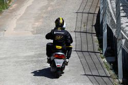 Nico Hulkenberg, Renault Sport F1 Team R.S. 18. est ramené aux stands
