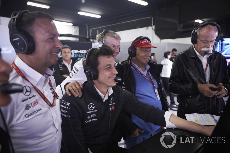 Toto Wolff, Direttore Esecutivo (Business), Mercedes AMG, Niki Lauda, Presidente non esecutivo, Mercedes AMG, Dr Dieter Zetsche, CEO, Mercedes Benz, e altre persone, festeggiano la conquista della prima fila da parte dei piloti del team