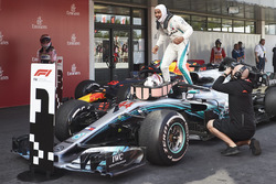 Lewis Hamilton, Mercedes AMG F1 W09, 1° classificato, festeggia all'arrivo nel parco chiuso