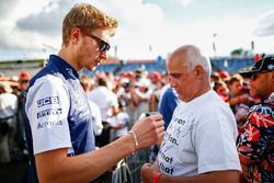 Sergey Sirotkin, Williams FW41 with fans