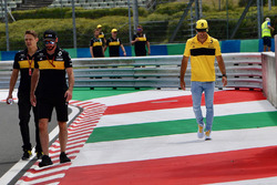 Carlos Sainz Jr., Renault Sport F1 Team walks the track