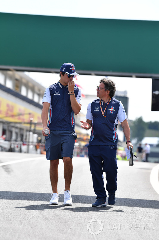 Lance Stroll, Williams, cammina lungo il circuito con Luca Baldisserri, ingegnere Williams