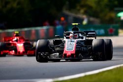 Kevin Magnussen, Haas F1 Team VF-18, devant Kimi Raikkonen, Ferrari SF71H