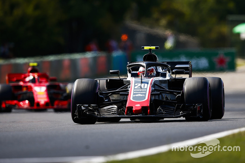 Kevin Magnussen, Haas F1 Team VF-18, voor Kimi Raikkonen, Ferrari SF71H