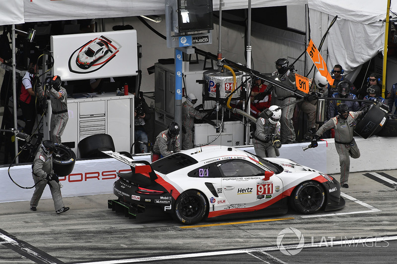 #911 Porsche Team North America Porsche 911 RSR, GTLM: Patrick Pilet, Nick Tandy, Frédéric Makowiecki pit stop