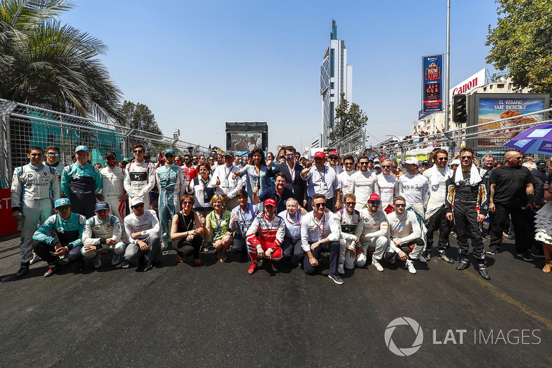 Thumbs up from the guest for the driver's pre race photo with Jean Todt, FIA President, adn Alejandr