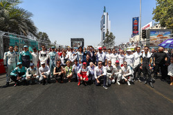 Thumbs up from the guest for the driver's pre race photo with Jean Todt, FIA President, adn Alejandr