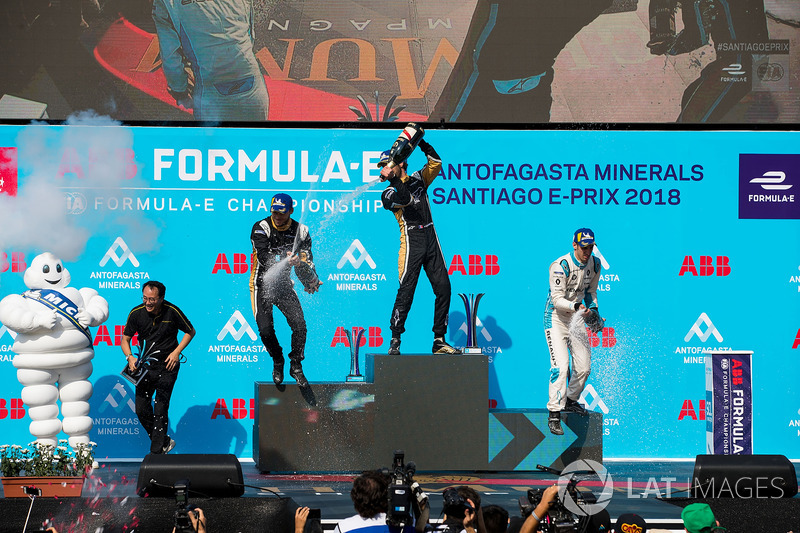 Jean-Eric Vergne, Techeetah, Andre Lotterer, Techeetah si godono il loro Champagne Mumm sul podio con Sébastien Buemi, Renault e.Dams