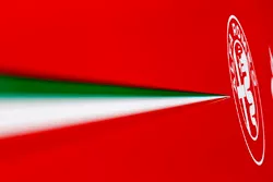 Logo Alfa Romeo sulla carrozzeria della Ferrari SF70H
