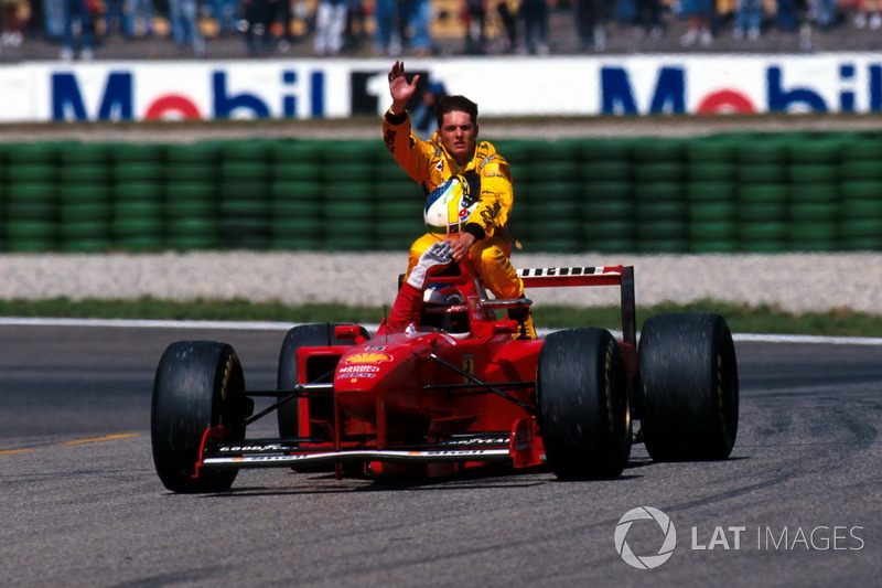 Hockenheim 1997: Giancarlo Fisichella (Jordan) menumpang Michael Schumacher (Ferrari)
