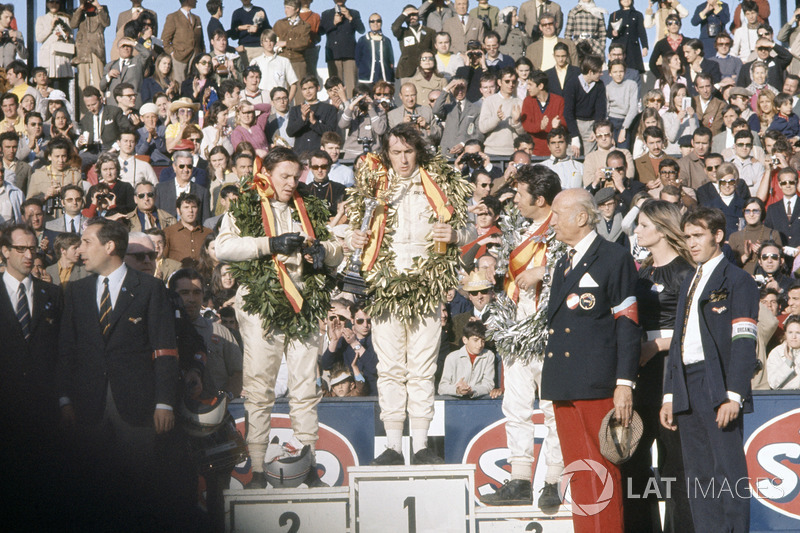 Podium : Le vainqueur, Jackie Stewart, March, second, Bruce McLaren, McLaren, et troisième, Mario Andretti, March