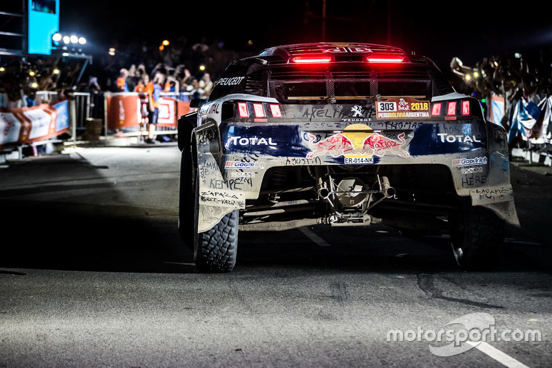Pemenang #303 Peugeot Sport Peugeot 3008 DKR: Carlos Sainz, Lucas Cruz