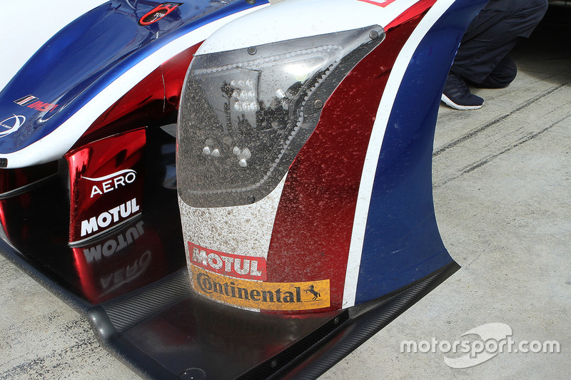 Sand debris on the United Autosports Ligier