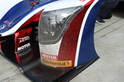 Sand debris on the United Autosports Ligier