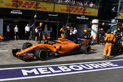 Fernando Alonso, McLaren MCL33, pit stop