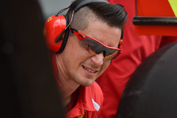 Mécanicien Ferrari et pneus Pirelli