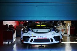 Porsche 911 GT3 Cup nel garage