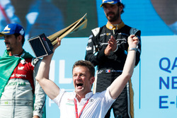 Allan McNish, Team Principal, Audi Sport Abt Schaeffler, con il trofeo costruttori