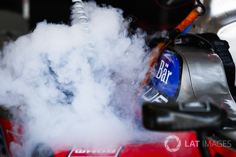 Dry Ice in use to cool a car