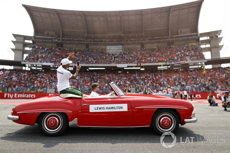 Lewis Hamilton, Mercedes AMG F1, mengikuti parade pembalap