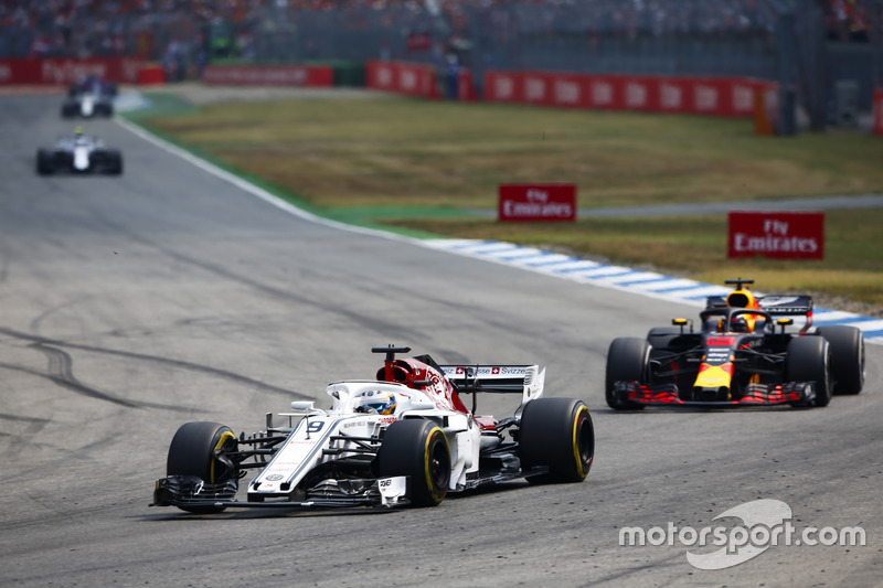Marcus Ericsson, Sauber C37, leads Daniel Ricciardo, Red Bull Racing RB14