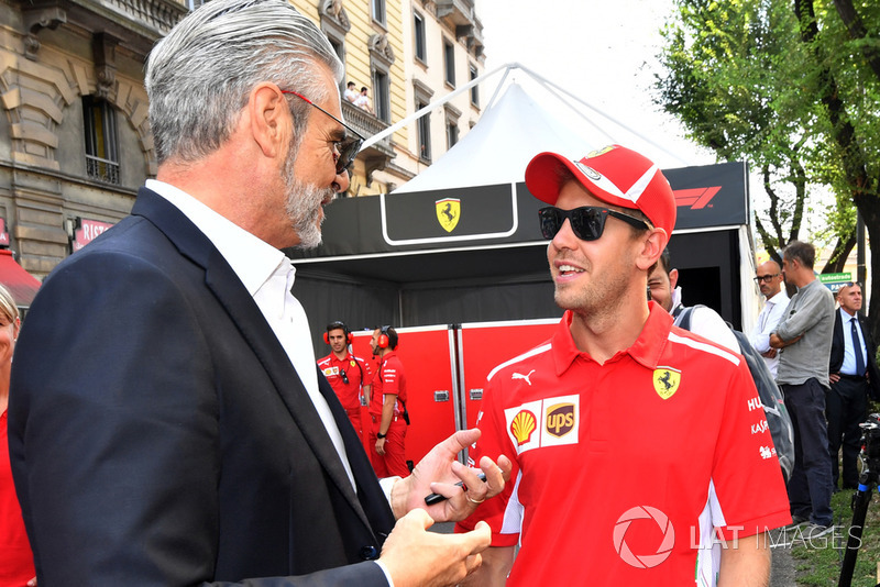 Руководитель Ferrari Маурицио Арривабене и гонщик команды Себастьян Феттель
