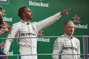 Lewis Hamilton, Mercedes AMG F1, fête sa victoire sur le podium avec Valtteri Bottas, Mercedes AMG F1 