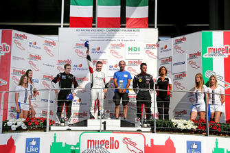 Podio Gara 1: il secondo classificato Luca Segù, Ghinzani Arco Motorsport, il vincitore della gara Simone Iaquinta, Ombra Racing, il terzo classificato Gianmarco Quaresmini, Dinamic Motorsport