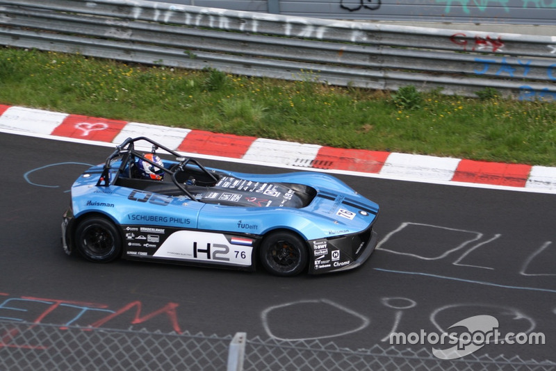 Jan Lammers bestuurt de Forze VI waterstofracer van de TU Delft op de Nürburgring-Nordschleife