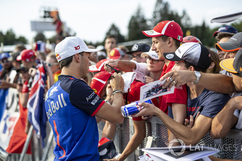 Pierre Gasly, Scuderia Toro Rosso Toro Rosso signs autographs for the fans