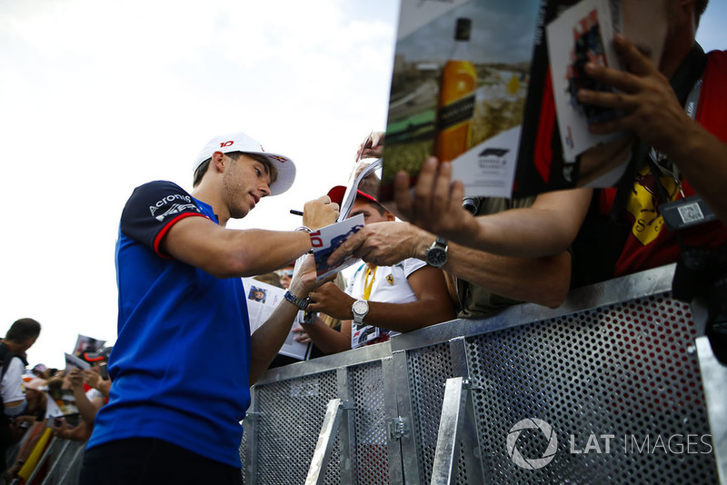 Pierre Gasly, Toro Rosso, signs autographs for fans