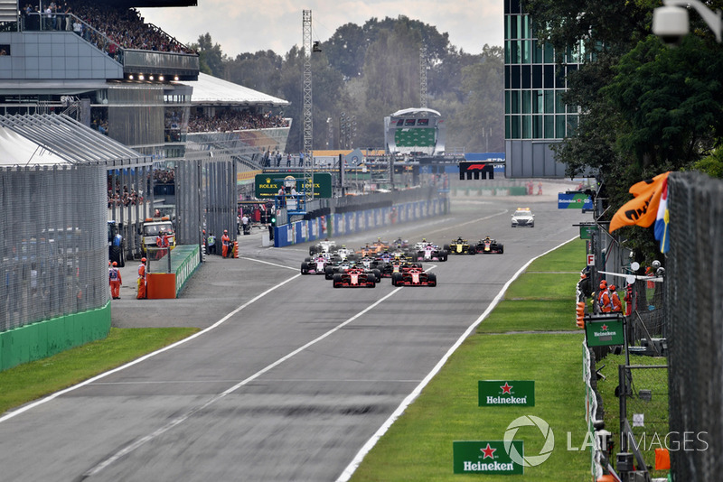 Sebastian Vettel, Ferrari SF71H y Kimi Raikkonen, Ferrari SF71H lideran la carrera al inicio