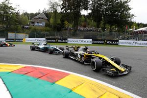 Carlos Sainz Jr., Renault Sport F1 Team R.S. 18., devant Valtteri Bottas, Mercedes AMG F1 W09