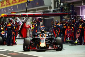 Daniel Ricciardo, Red Bull Racing RB14, leaves his pit box