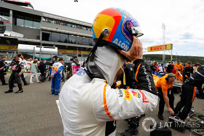 Fernando Alonso, McLaren, se quita el casco en la parrilla