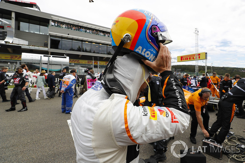 Fernando Alonso, McLaren, se quita el casco en la parrilla