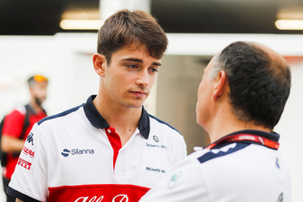 Charles Leclerc, Sauber, met Frederic Vasseur, Sauber, Teambaas