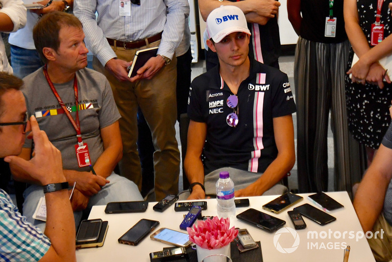Esteban Ocon, Racing Point Force India F1 Team con los medios