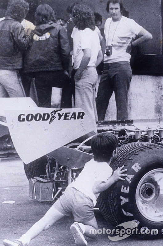 Aqui Christian tenta empurrar o carro da Copersucar F1 sob os olhares do pai, Wilson Fittipaldi