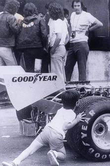 Christian Fittipaldi tentando emurrar o carro da Copersucar sob os olhares do pai, Wilson Fittipaldi
