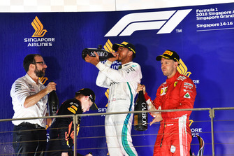 Max Verstappen, Red Bull Racing, Lewis Hamilton, Mercedes AMG F1 e Sebastian Vettel, Ferrari, festeggiano sul podio con lo champagne