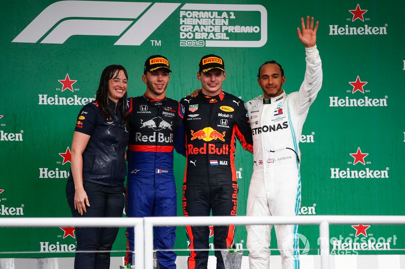 Hanna Schmitz, estratega de Red Bull Racing, celebra en el podio del GP de Brasil 2019 junto a Pierre Gasly, Toro Rosso, Max Verstappen, Red Bull Racing, Lewis Hamilton, Mercedes AMG F1