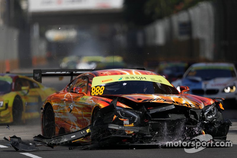 Wagen van #888 Mercedes-AMG Team GruppeM Racing Mercedes AMG GT3: Maro Engel na crash